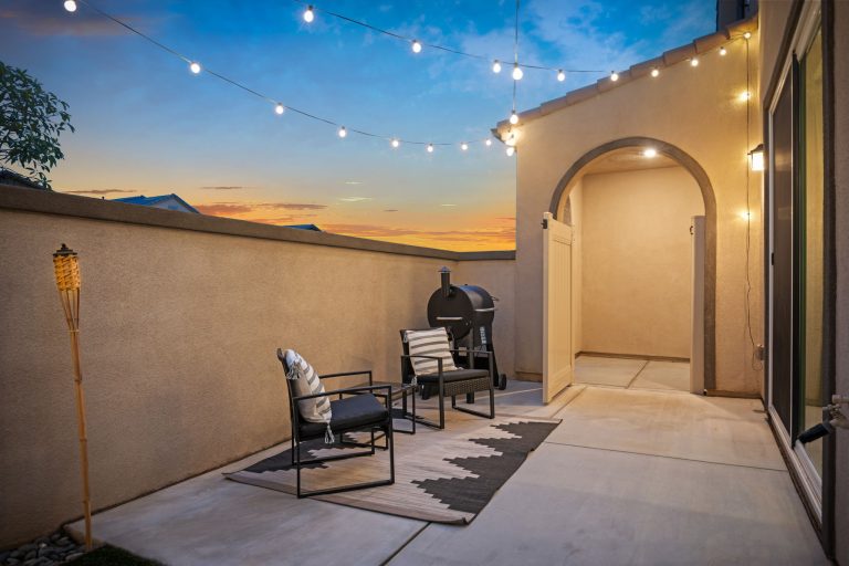 06 - Patio (twilight)